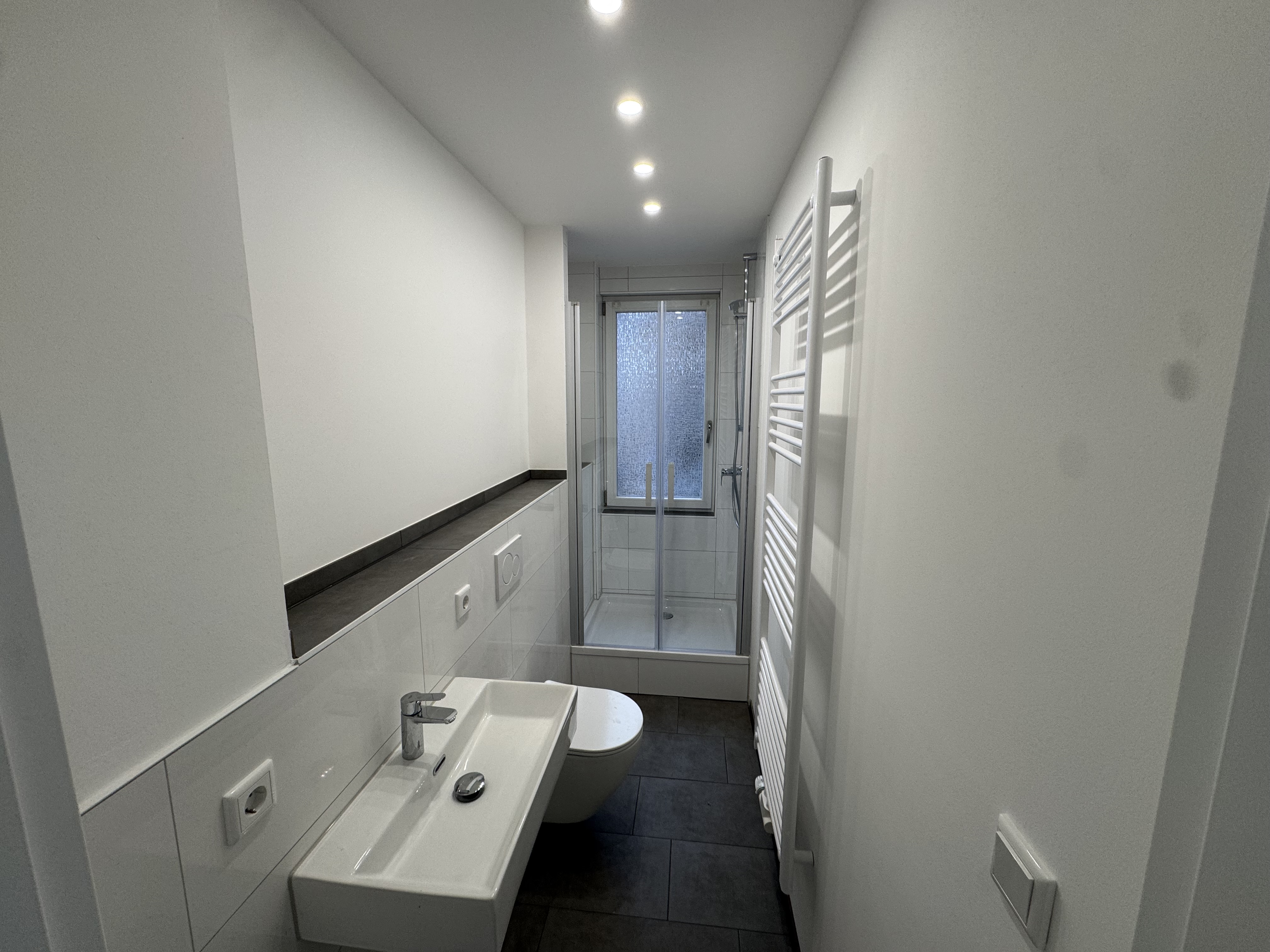 Modernes Badezimmer